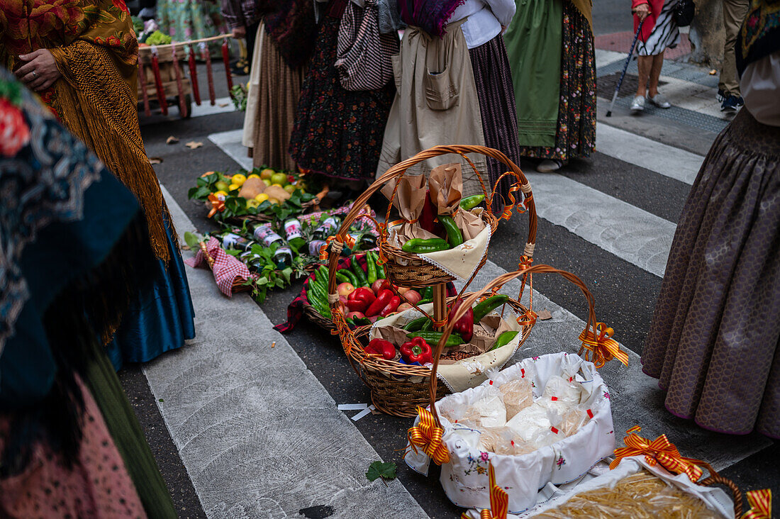 Die Darbringung von Früchten am Morgen des 13. Oktober während der Fiestas del Pilar, Zaragoza, Aragon, Spanien