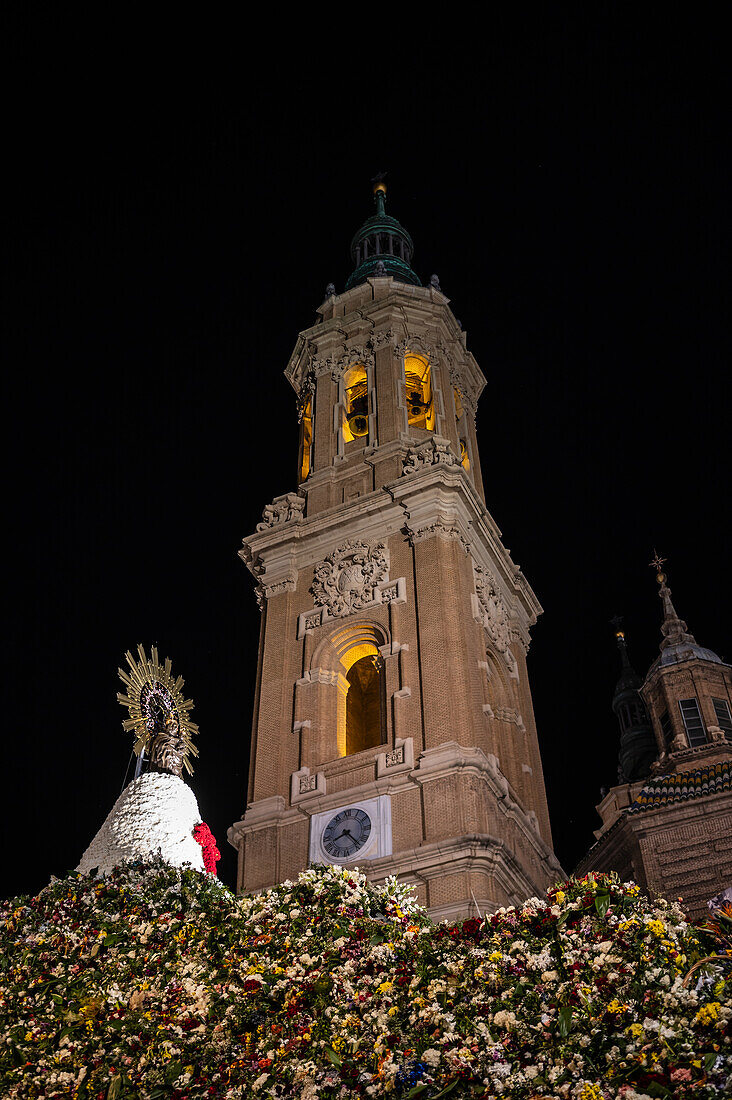 Die Parade des gläsernen Rosenkranzes, oder Rosario de Cristal, während der Fiestas del Pilar in Zaragoza, Spanien