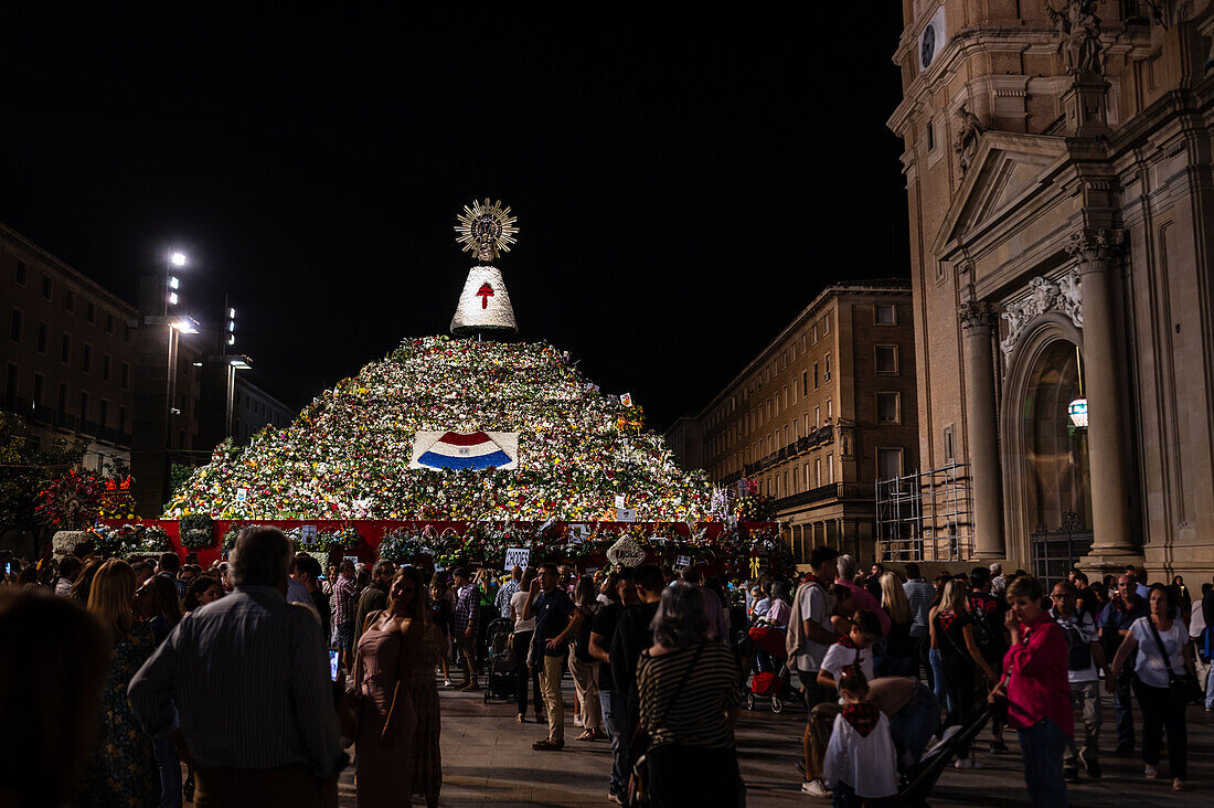 Die Parade des gläsernen Rosenkranzes oder Rosario de Cristal während der Fiestas del Pilar in Zaragoza, Spanien