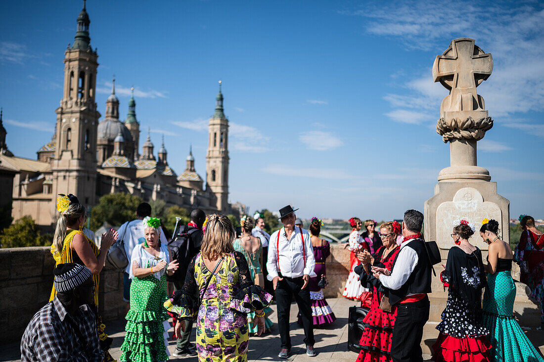 Andalusische Gruppe tanzt Sevillanas während der Darbringung von Früchten am Morgen des 13. Oktober während der Fiestas del Pilar, Zaragoza, Aragonien, Spanien