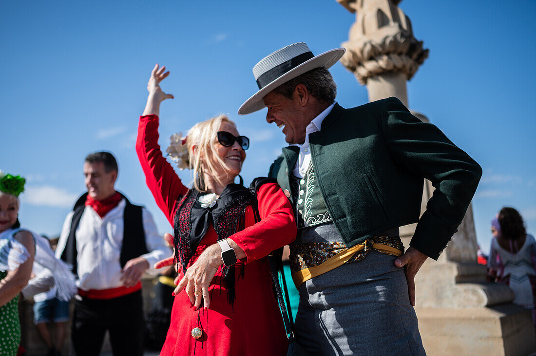 Eine Gruppe aus Andalusien tanzt Sevillanas während der Darbringung von Früchten am Morgen des 13. Oktober während der Fiestas del Pilar in Zaragoza, Aragonien, Spanien