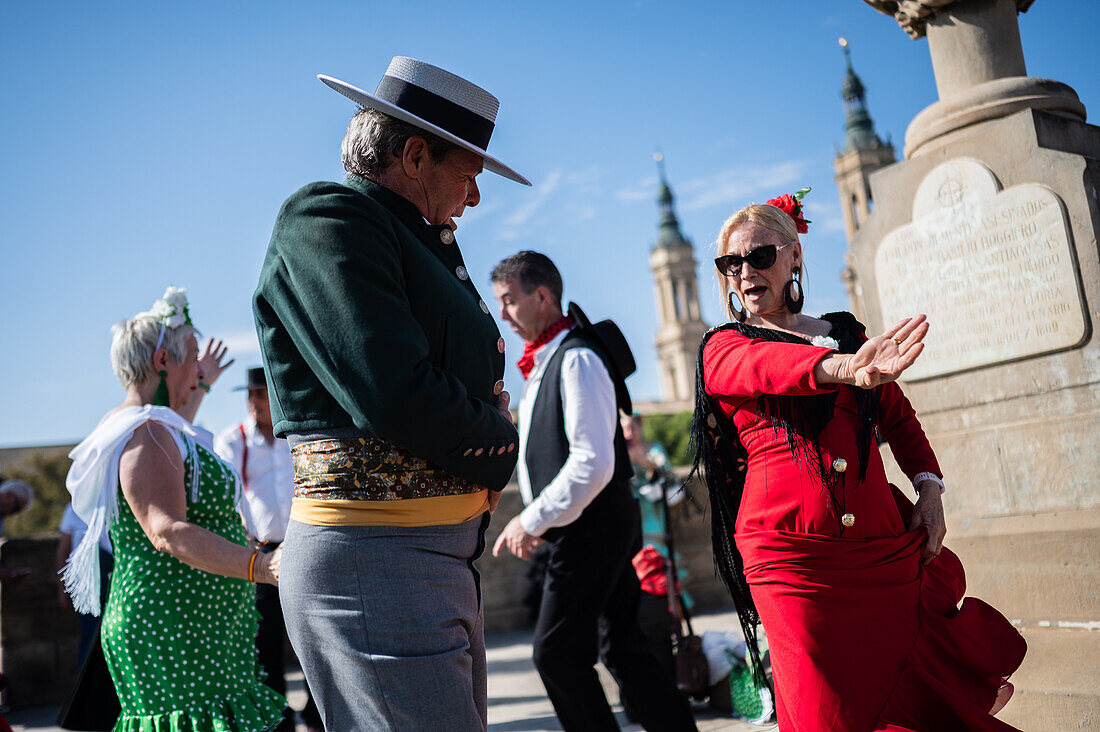 Eine Gruppe aus Andalusien tanzt Sevillanas während der Darbringung von Früchten am Morgen des 13. Oktober während der Fiestas del Pilar, Zaragoza, Aragonien, Spanien