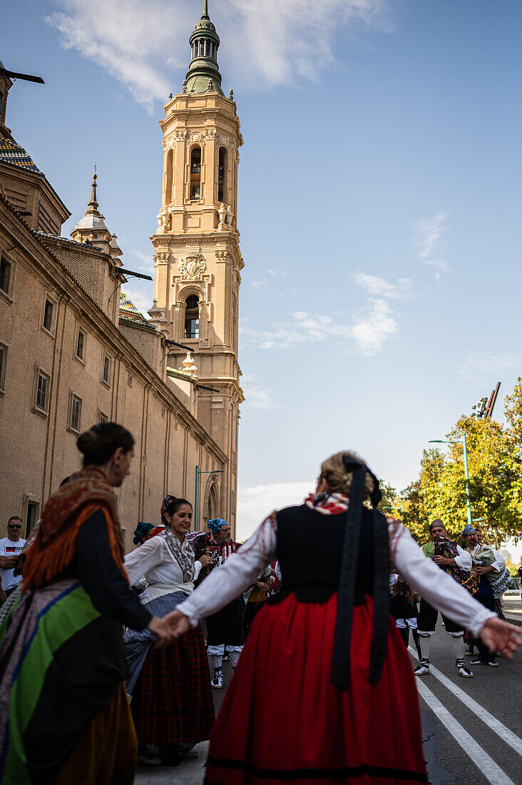 Das Obstopfer am Morgen des 13. Oktober während der Fiestas del Pilar, Zaragoza, Aragonien, Spanien