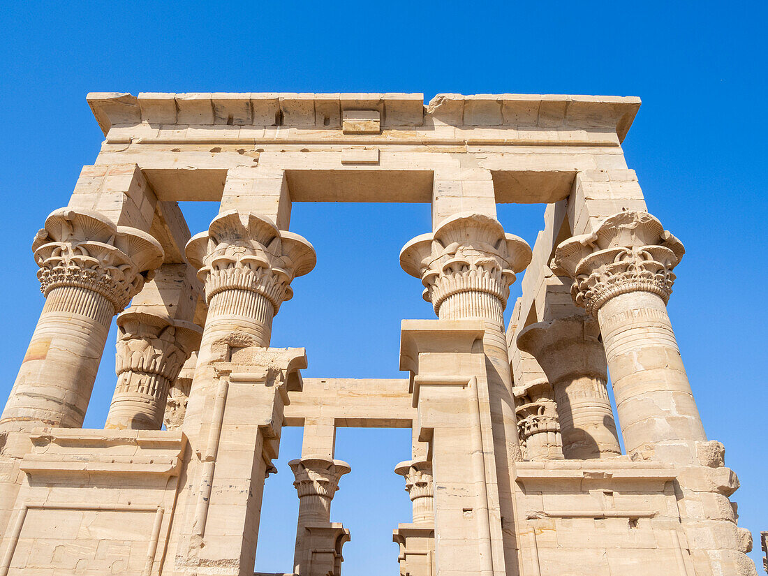 Säulen im Philae-Tempelkomplex, Der Isis-Tempel, UNESCO-Weltkulturerbe, heute auf der Insel Agilkia, Ägypten, Nordafrika, Afrika