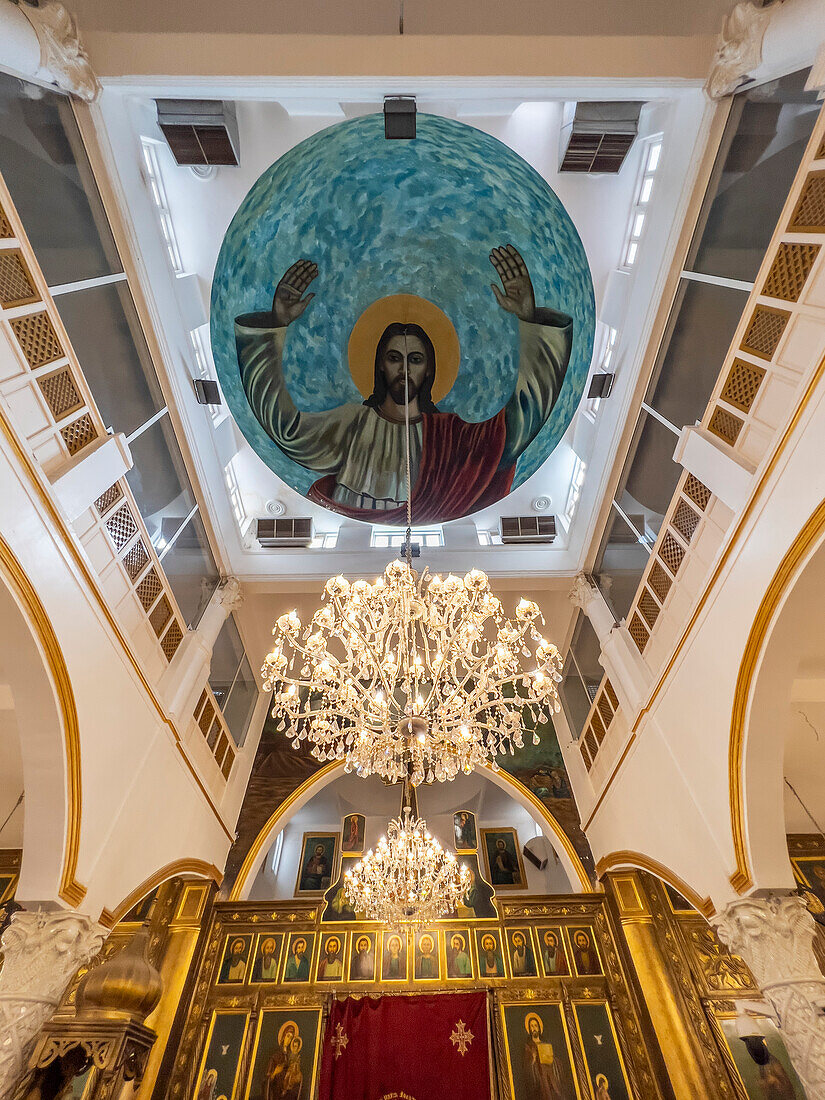 Innenansicht der katholischen Kirche im Herzen der Stadt Dendera, Ägypten, Nordafrika, Afrika
