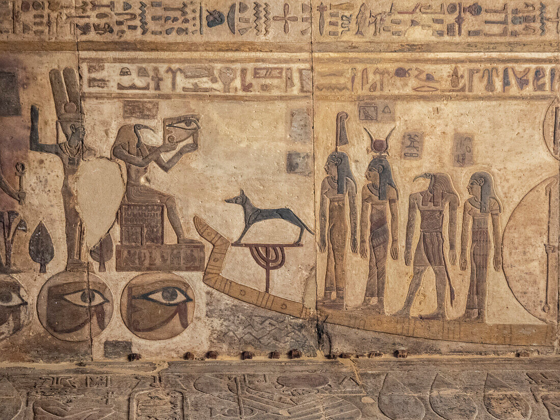 Relief im Hathor-Tempel, dessen Bau 54 v. Chr. begann, Teil des Dendera-Tempelkomplexes, Dendera, Ägypten, Nordafrika, Afrika
