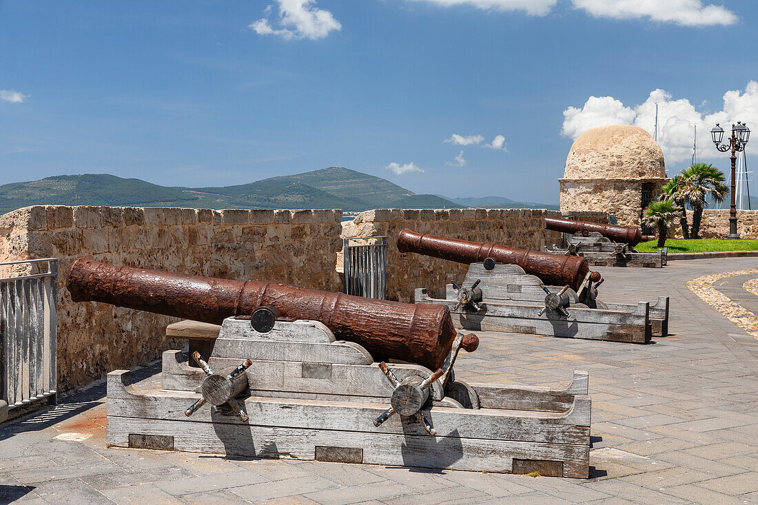 Historische Kanonen an der Stadtmauer von Alghero, Provinz Sassari, Sardinien, Italien, Mittelmeer, Europa