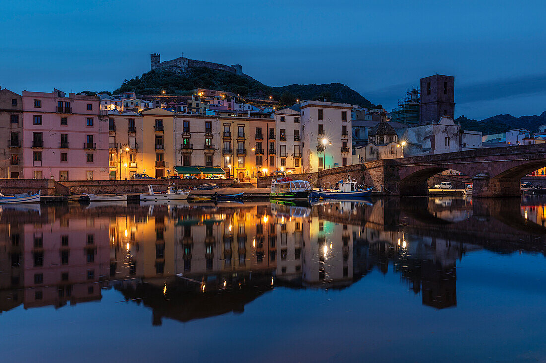 Blick über den Fluss Temo auf Bosa und das Schloss Malaspina, Bosa, Bezirk Oristano, Sardinien, Italien, Mittelmeer, Europa