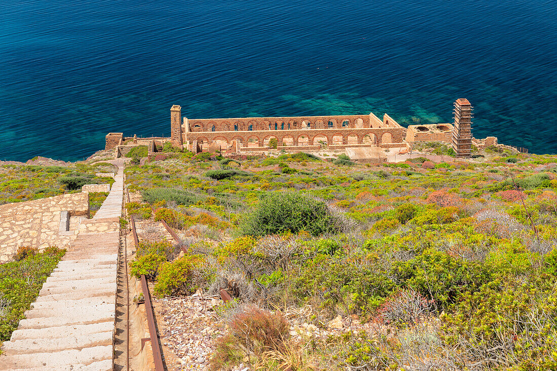 Nebida Mine Laveria Lamarmora mit Agusteri Felsen, Nebida, Bezirk Sud Sardegna, Sardinien, Italien, Mittelmeer, Europa