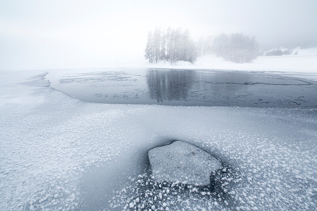 Nebliger Himmel über dem zugefrorenen Champfer See im Winter, Engadin, Kanton Graubünden, Schweiz, Europa