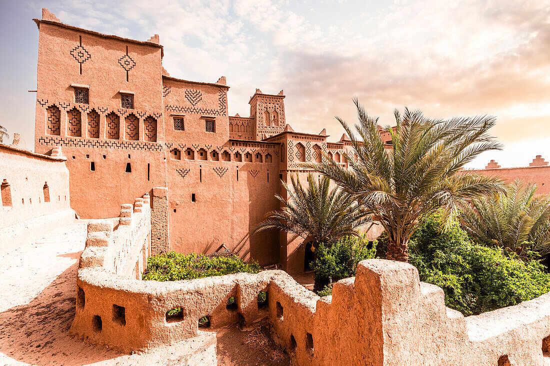 Palmen umgeben die historische befestigte Residenz (Kasbah) von Amridil, Skoura, Atlasgebirge, Provinz Ouarzazate, Marokko, Nordafrika, Afrika
