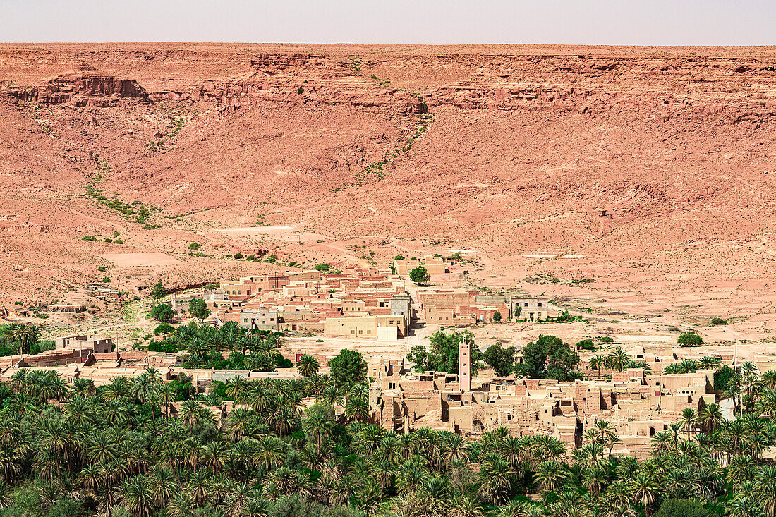 Historisches Dorf in einer Wüstenoase, eingerahmt von majestätischen Schluchten, Ziz-Tal, Atlasgebirge, Marokko, Nordafrika, Afrika
