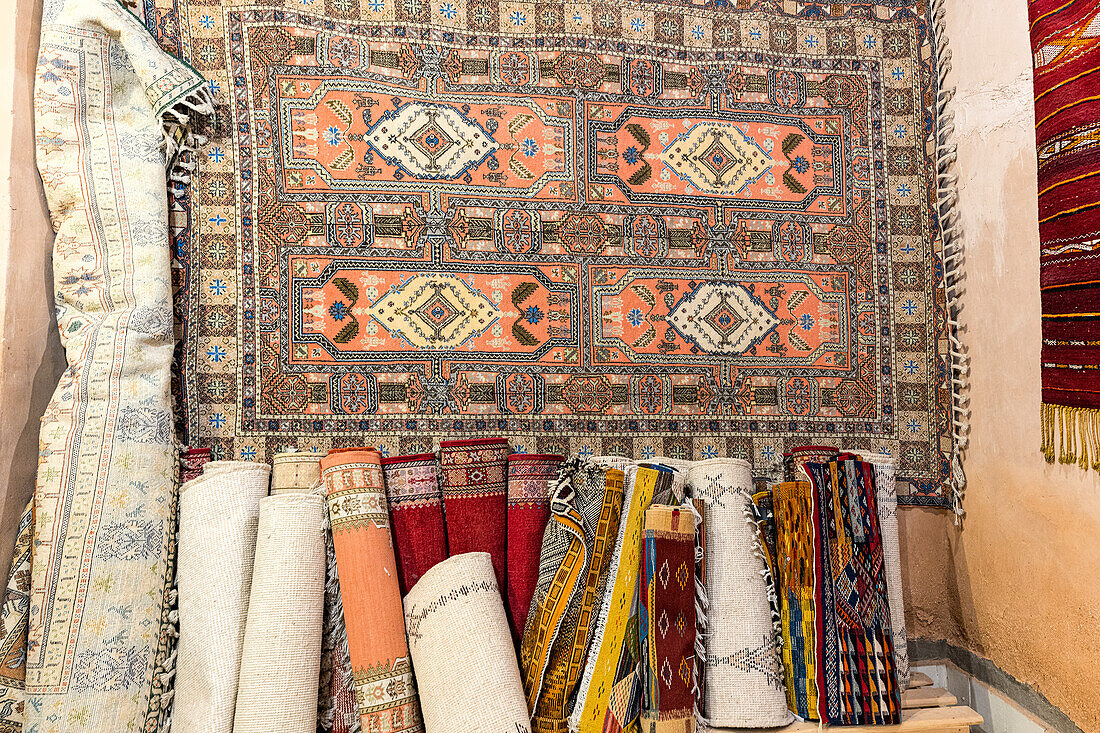 Traditionelle handgefertigte Teppiche zu verkaufen, Atlasgebirge, Provinz Ouarzazate, Marokko, Nordafrika, Afrika