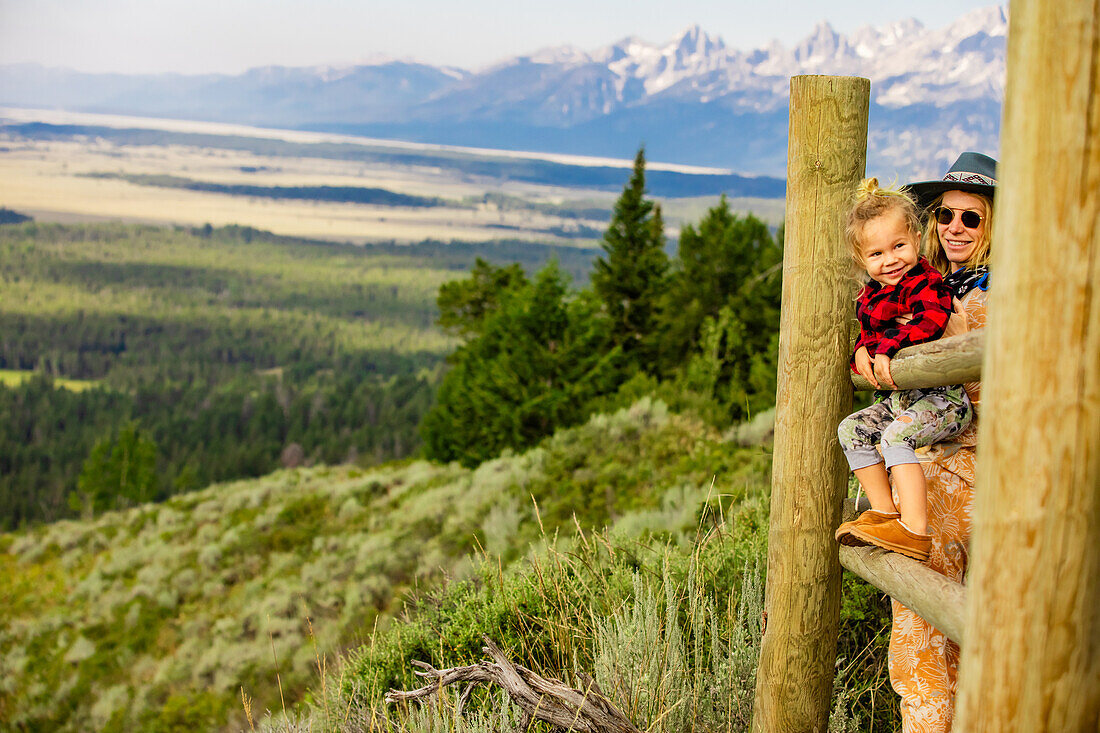 Frau und Kind im Grand-Teton-Nationalpark, Jackson, Wyoming, Vereinigte Staaten von Amerika, Nordamerika