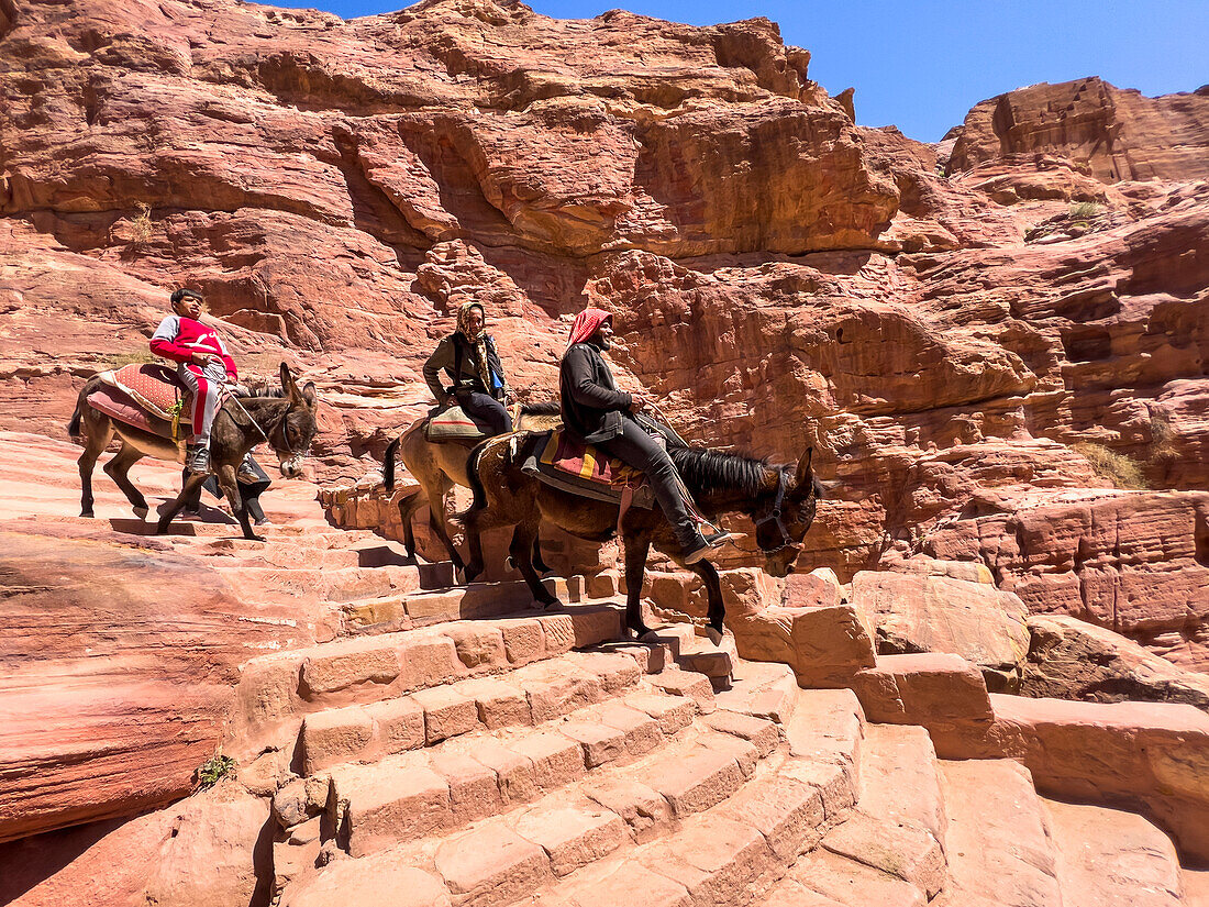 On the path to The Petra Monastery (Al Dayr), Petra Archaeological Park, UNESCO World Heritage Site, one of the New Seven Wonders of the World, Petra, Jordan, Middle East\n