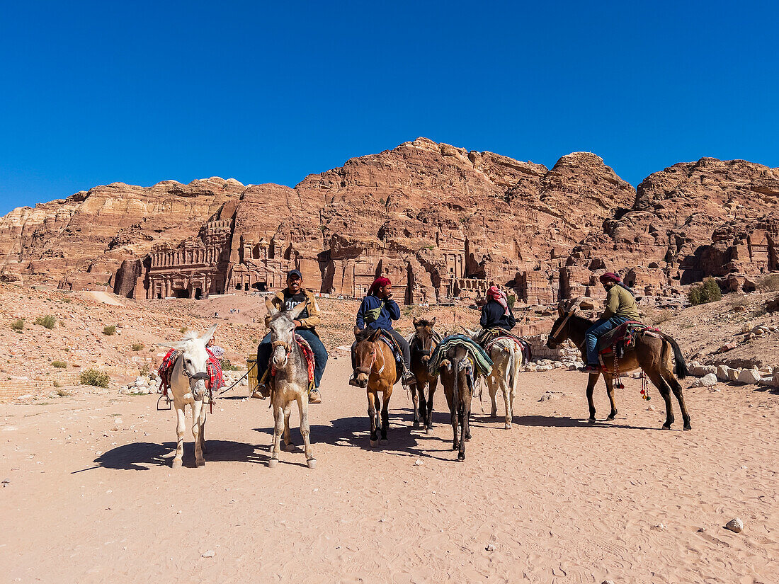 Esel und Reiter, Archäologischer Park von Petra, UNESCO-Welterbe, eines der sieben neuen Weltwunder, Petra, Jordanien, Naher Osten