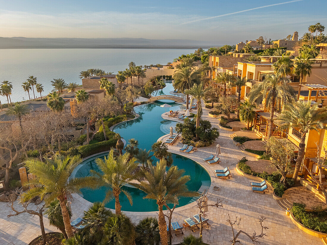 Sonnenuntergang im Kempinski Hotel Ishtar, einem Fünf-Sterne-Luxusresort am Toten Meer, inspiriert von den Hängenden Gärten von Babylon, Jordanien, Naher Osten