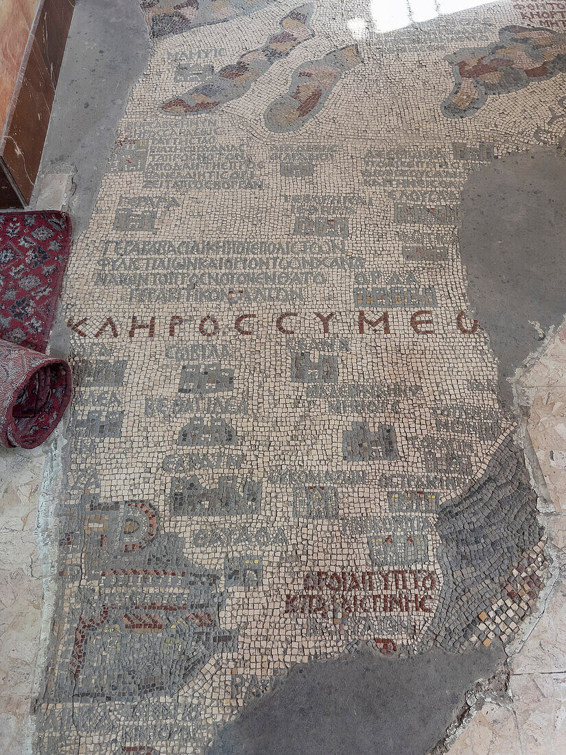 Blick auf die Mosaikkarte von Madaba, im Inneren der frühbyzantinischen Kirche des Heiligen Georg in Madaba, Jordanien, Naher Osten