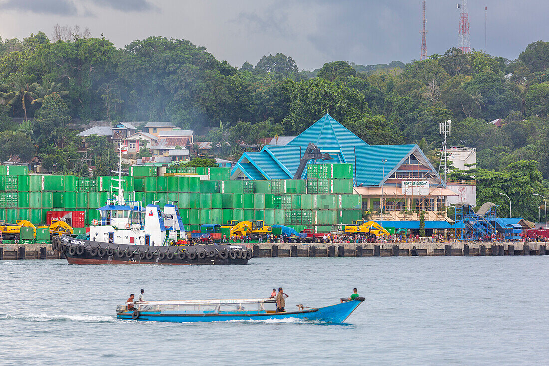 Boot und Container im Hafen der Stadt Sorong, der größten Stadt und Hauptstadt der indonesischen Provinz Südwest-Papua, Indonesien, Südostasien, Asien