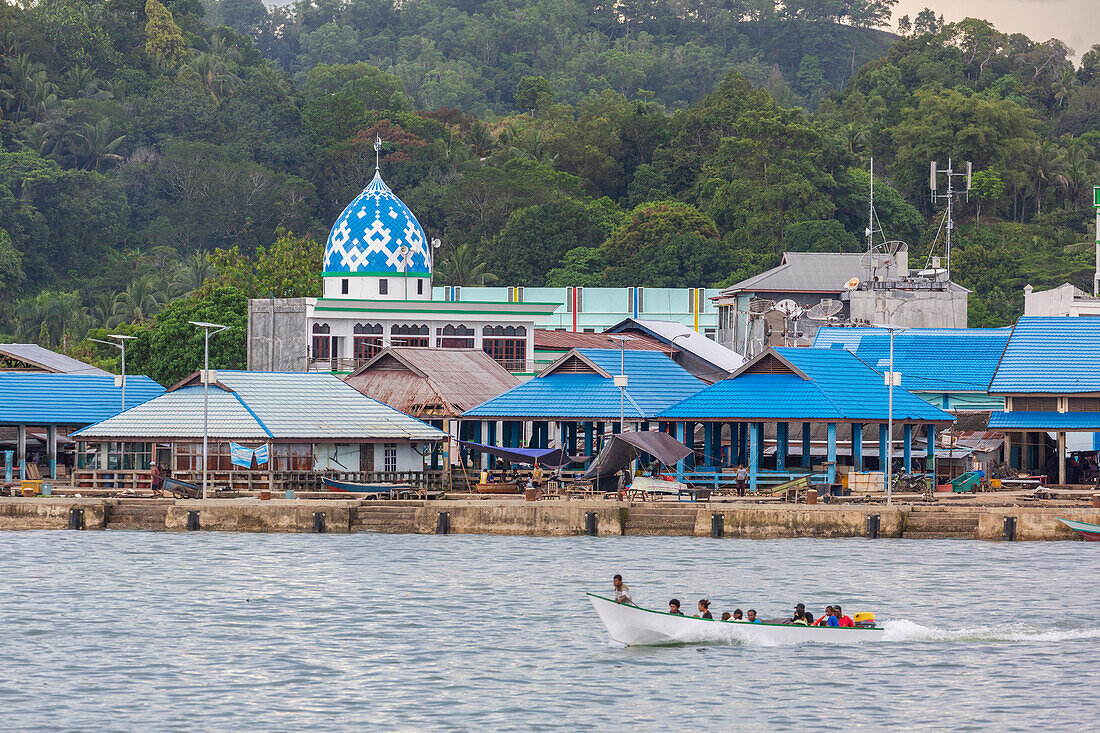 Der Hafen der Stadt Sorong, der größten Stadt und Hauptstadt der indonesischen Provinz Südwest-Papua, Indonesien, Südostasien, Asien