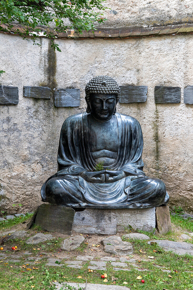 Buddha-Statue im Innenhof von Schloss Bruneck, Südtirol (Provinz Bozen), Italien, Europa