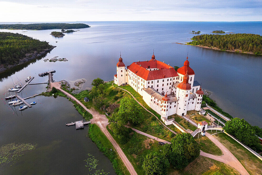 Schloss Lacko bei Sonnenuntergang, Luftaufnahme, Insel Kallandso, Vanern See, Vastra Gotaland, Schweden, Skandinavien, Europa