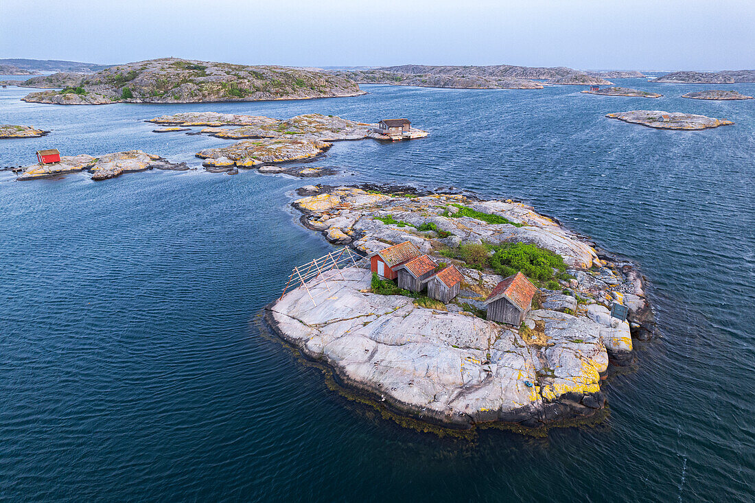 Holzhäuser auf felsigen Inseln in der Abenddämmerung, Luftaufnahme, Bohuslan, Vastra Gotaland, Westschweden, Schweden, Skandinavien, Europa