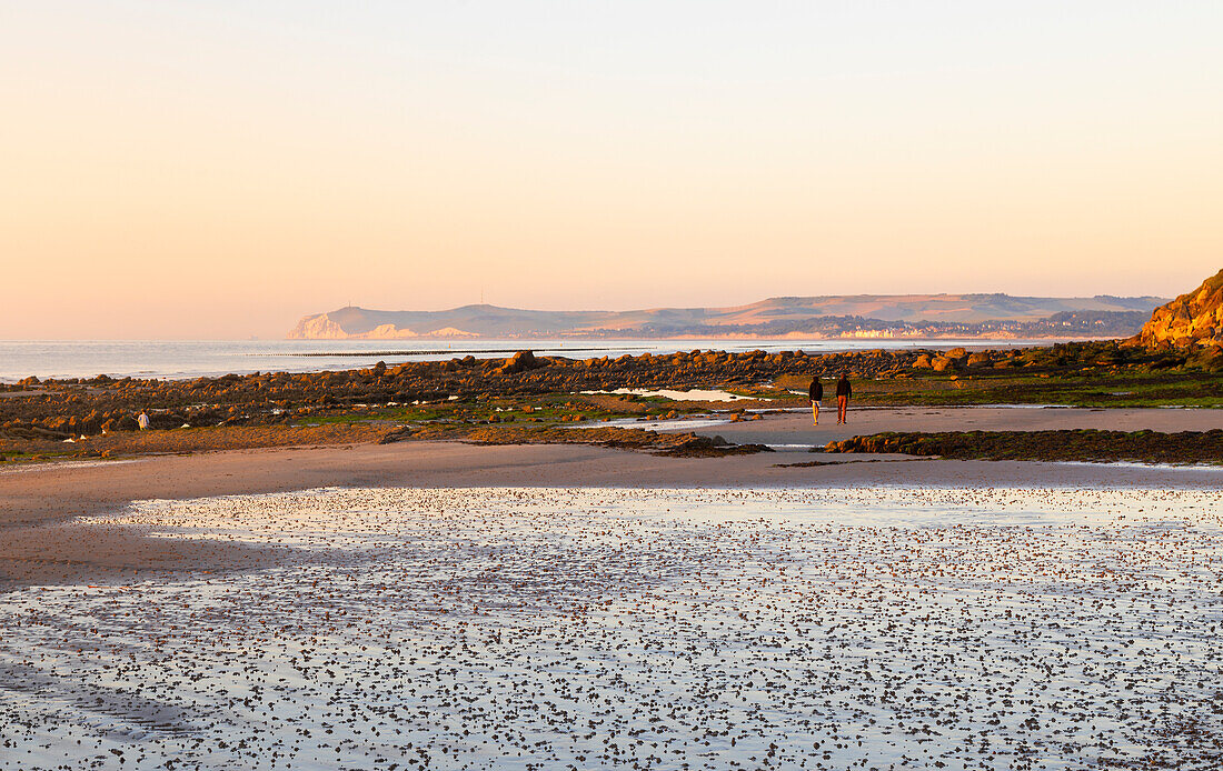 Blick auf das Cap Blanc Nez vom Cap Gris Nez bei Sonnenuntergang, Cote d'Opal, Pas de Calais, Frankreich, Europa