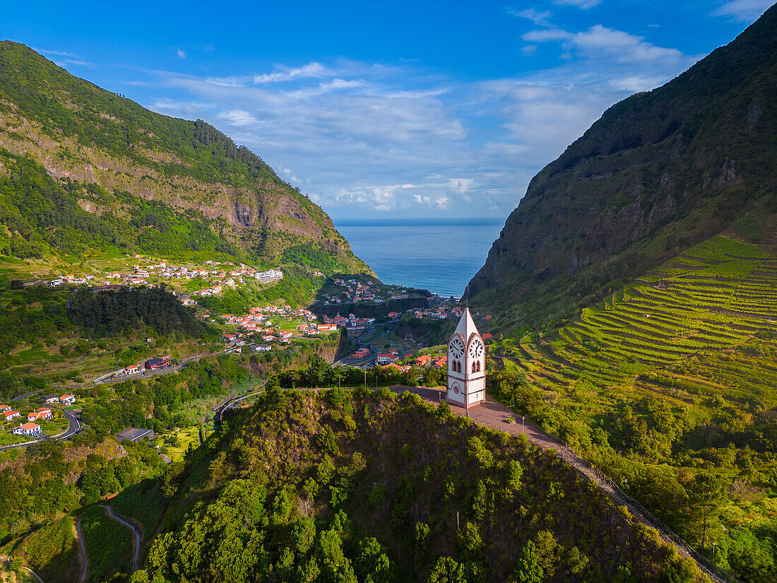 Luftaufnahme von Capelinha de Nossa Senhora de Fatima bei Sonnenaufgang, Sao Vicente, Madeira, Portugal, Atlantik, Europa