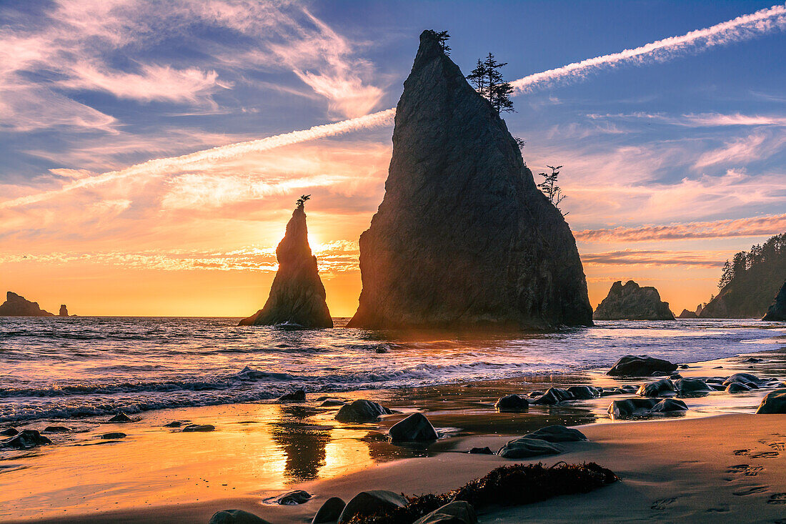 Goldener Sonnenuntergang am Rialto Beach mit Sonne hinter den ikonischen Felsformationen, Washington State, Vereinigte Staaten von Amerika, Nordamerika