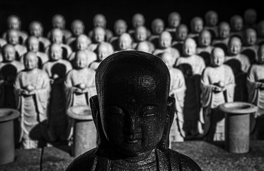 Hunderte von Jizo-Statuen aufgereiht im Hasedera-Tempel, Kamakura, Honshu, Japan, Asien