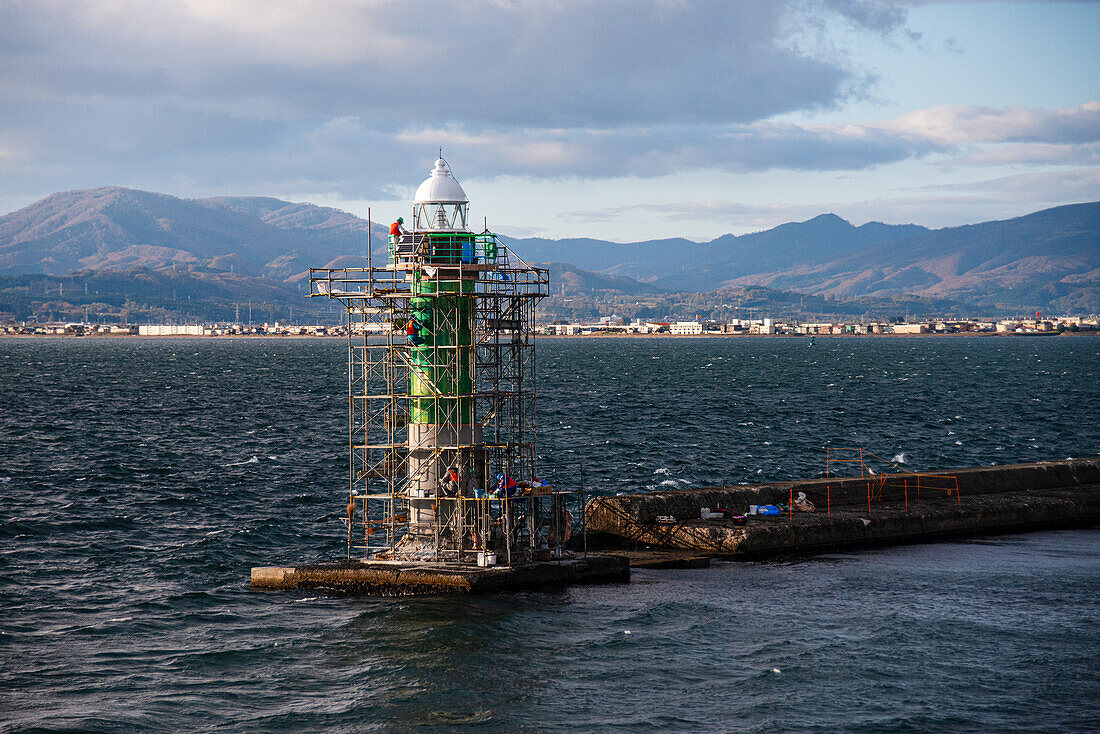 Grüner Leuchtturm im Bau im Meer von Hakodate, Hokkaido, Nordjapan, Asien