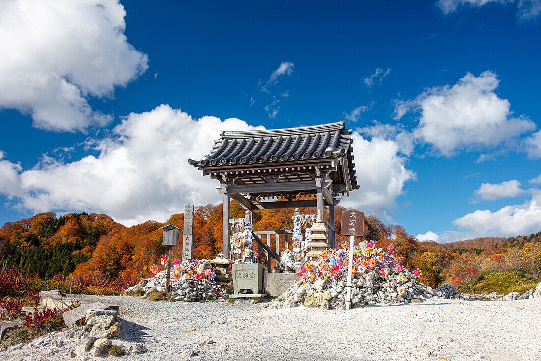 Kleiner Schrein in einer Vulkanlandschaft und herbstlichen Farben, Osorezan Bodaiji-Tempel, Mutsu, Präfektur Aomori, Honshu, Japan, Asien
