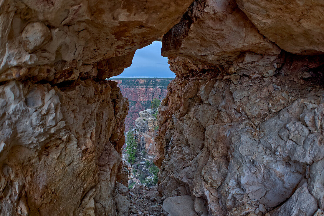 Eine Lücke zwischen einem Stapel ausbalancierter Felsbrocken auf einer Klippe östlich von Grandview Point am Grand Canyon South Rim, Grand Canyon National Park, UNESCO-Weltnaturerbe, Arizona, Vereinigte Staaten von Amerika, Nordamerika