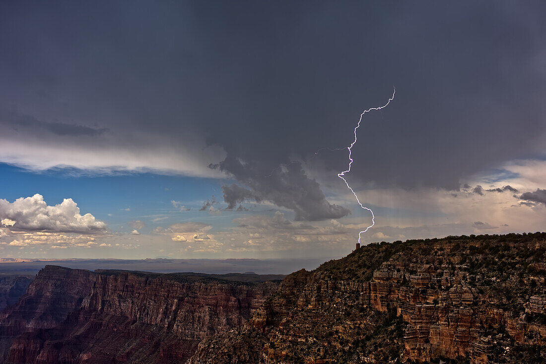 Blitzeinschlag in den Desert View Watchtower am Grand Canyon South Rim während der Arizona-Monsun-Saison 2023, vom Navajo Point aus gesehen, Grand Canyon National Park, UNESCO-Weltnaturerbe, Arizona, Vereinigte Staaten von Amerika, Nordamerika
