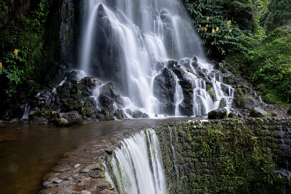 Langzeitbelichtung des Wasserfalls Cascata da Ribeira dos CaldeirA?es auf der Insel Sao Miguel, Azoren-Inseln, Portugal, Atlantik, Europa