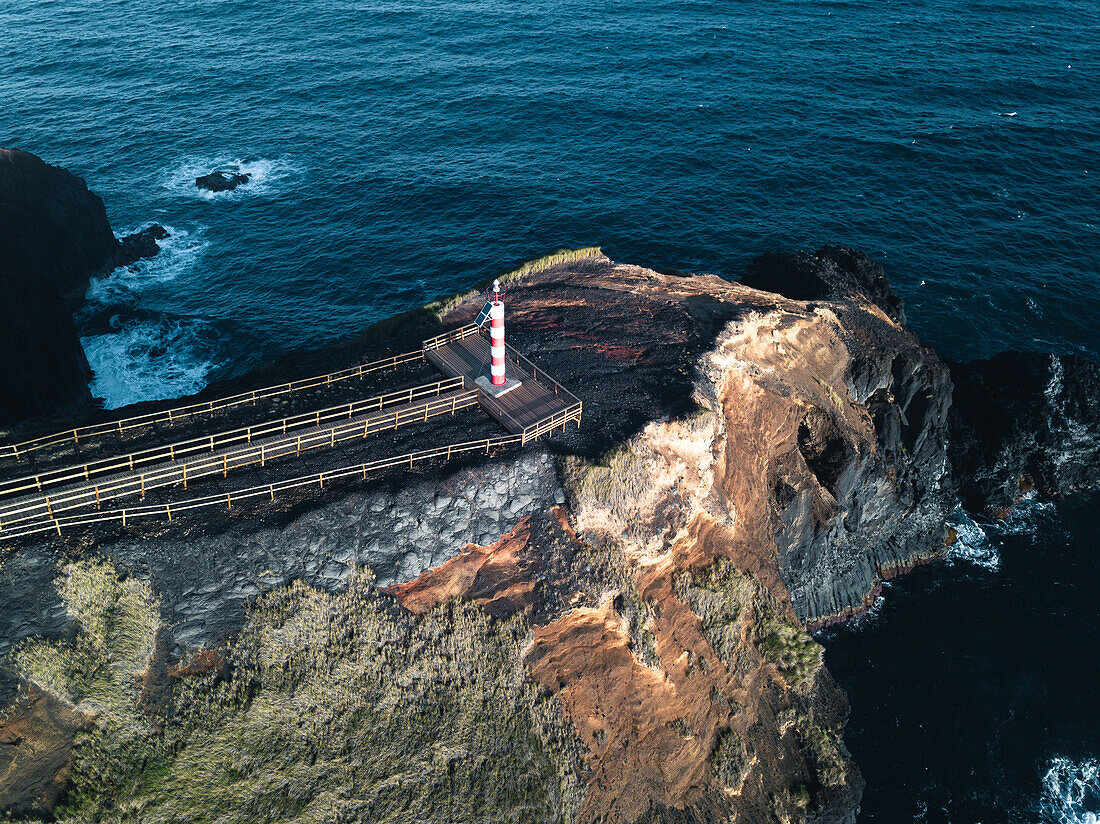 Luftaufnahme des Leuchtturms Farolim dos Fenais da Ajuda auf einer Klippe, Insel Sao Miguel, Azoren-Inseln, Portugal, Atlantik, Europa
