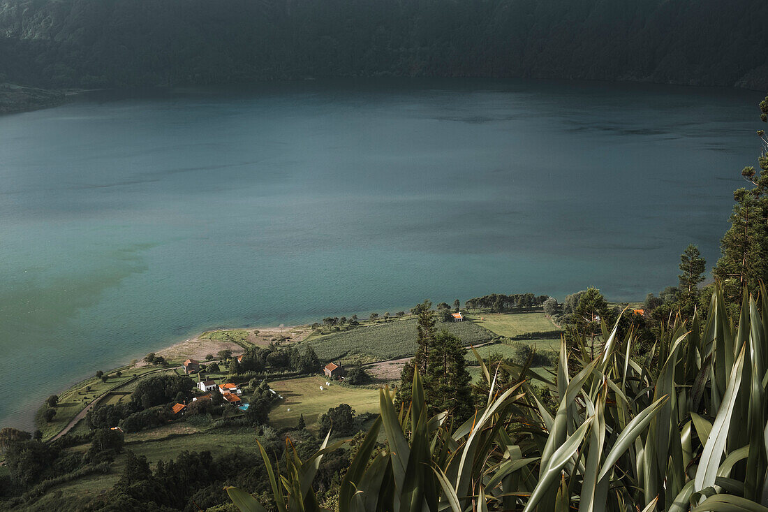 Miradouro do Cerrado das Freiras Aussichtspunkt über Lagoa Azul in Sete Cidades, Insel Sao Miguel, Azoren, Portugal, Atlantik, Europa