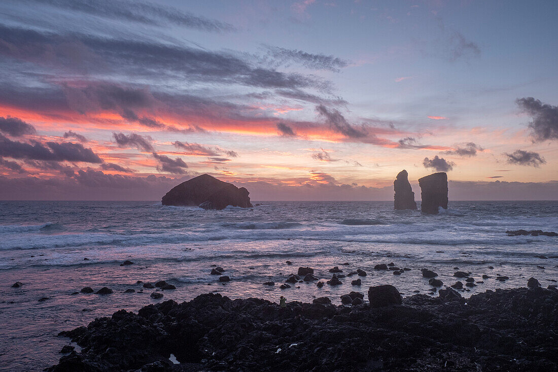 Die Schornsteine von Mosteiros in der Dämmerung von der felsigen Küste aus gesehen, Sao Miguel Insel, Azoren Inseln, Portugal, Atlantik, Europa