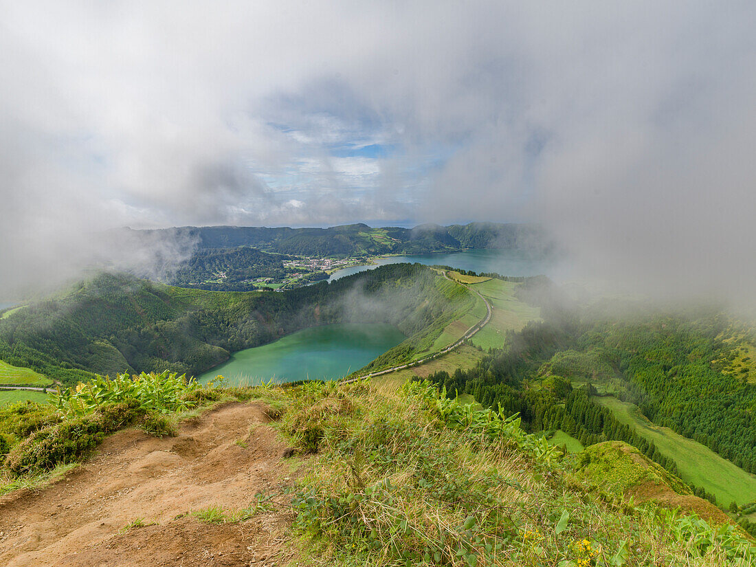 Miradouro da Grota do Inferno, Aussichtspunkt über Sete Cidades und Lagoa Azul, bedeckt von niedrigen Wolken, Insel Sao Miguel, Azoren, Portugal, Atlantik, Europa