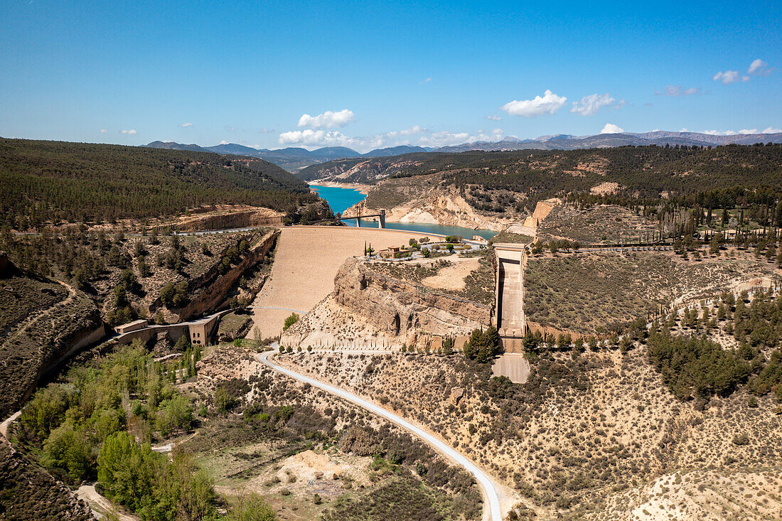 Drohnen-Luftaufnahme des Francisco Abellan-Staudamms und -Stausees, Granada, Andalusien, Spanien, Europa