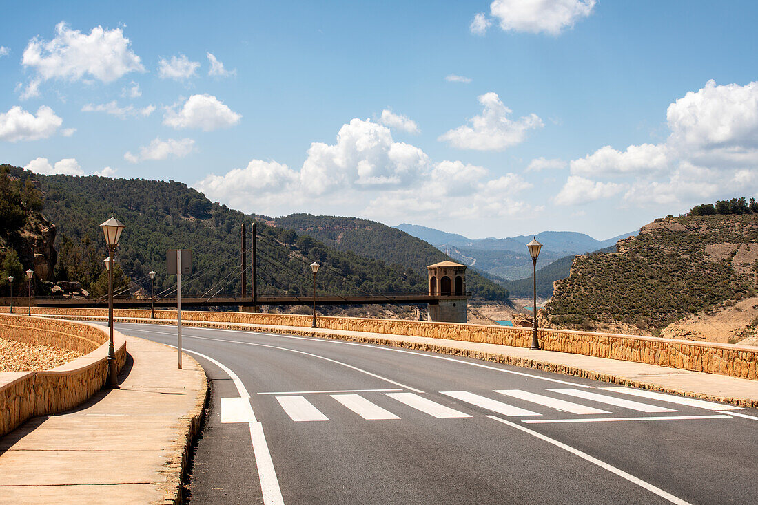 Straße zum Francisco Abellan-Staudamm, Granada, Andalusien, Spanien, Europa
