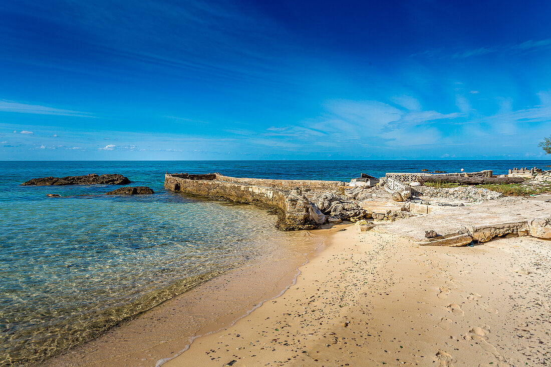 Glass Beach, Fundort großer Mengen von Glas aus Schiffswracks und Flaschen, die im Laufe der Jahrhunderte von der Royal Navy Dockyard ins Meer geworfen wurden, Bermuda, Atlantik, Nordamerika