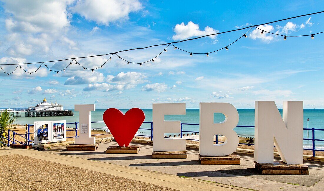 Schild zur Begrüßung von Besuchern und Urlaubern an der Strandpromenade in Eastbourne, East Sussex, England, Vereinigtes Königreich, Europa
