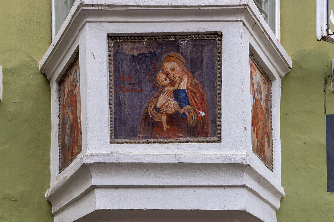 Religiöses Fresko an einem alten Haus in der Altstadt von Klausen, Sudtirol (Südtirol), Bezirk Bozen, Italien, Europa