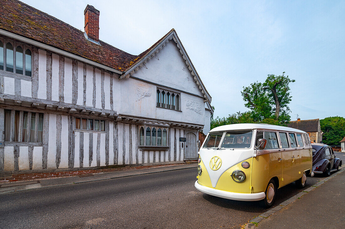 VW Typ 2 Split Screen Camper Van, Water Street, Lavenham, Suffolk, England, Vereinigtes Königreich, Europa