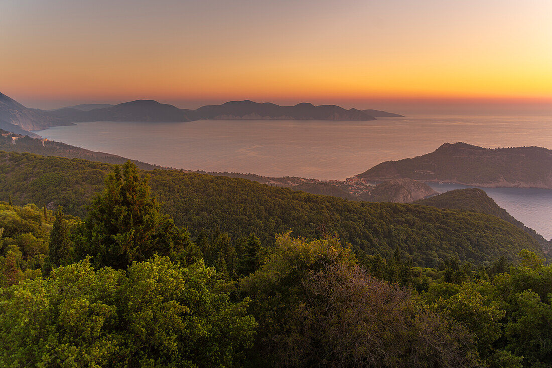 Blick auf Assos, Küstenlinie, Meer und Hügel bei Sonnenuntergang, Kefalonia, Ionische Inseln, Griechische Inseln, Griechenland, Europa