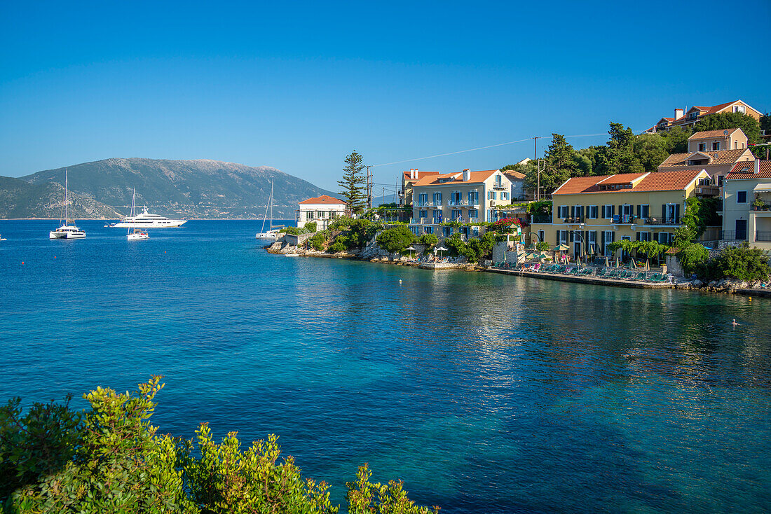 Blick auf Hotels mit Blick auf den Hafen von Fiscardo, Fiscardo, Kefalonia, Ionische Inseln, Griechische Inseln, Griechenland, Europa