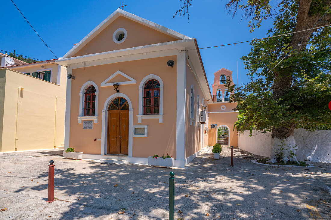 Blick auf die traditionelle griechisch-orthodoxe Kirche in Assos, Assos, Kefalonia, Ionische Inseln, Griechische Inseln, Griechenland, Europa