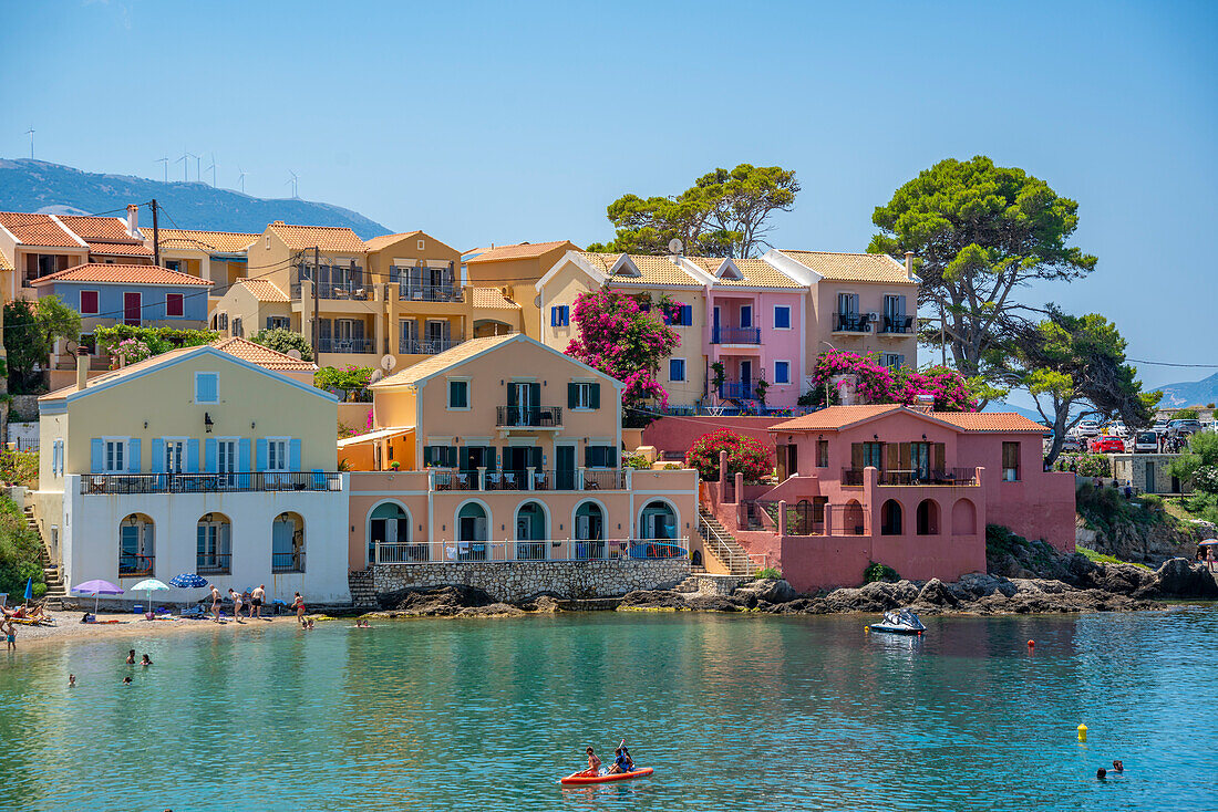 Blick auf den Hafen und die bunten Häuser in Assos, Assos, Kefalonia, Ionische Inseln, Griechische Inseln, Griechenland, Europa